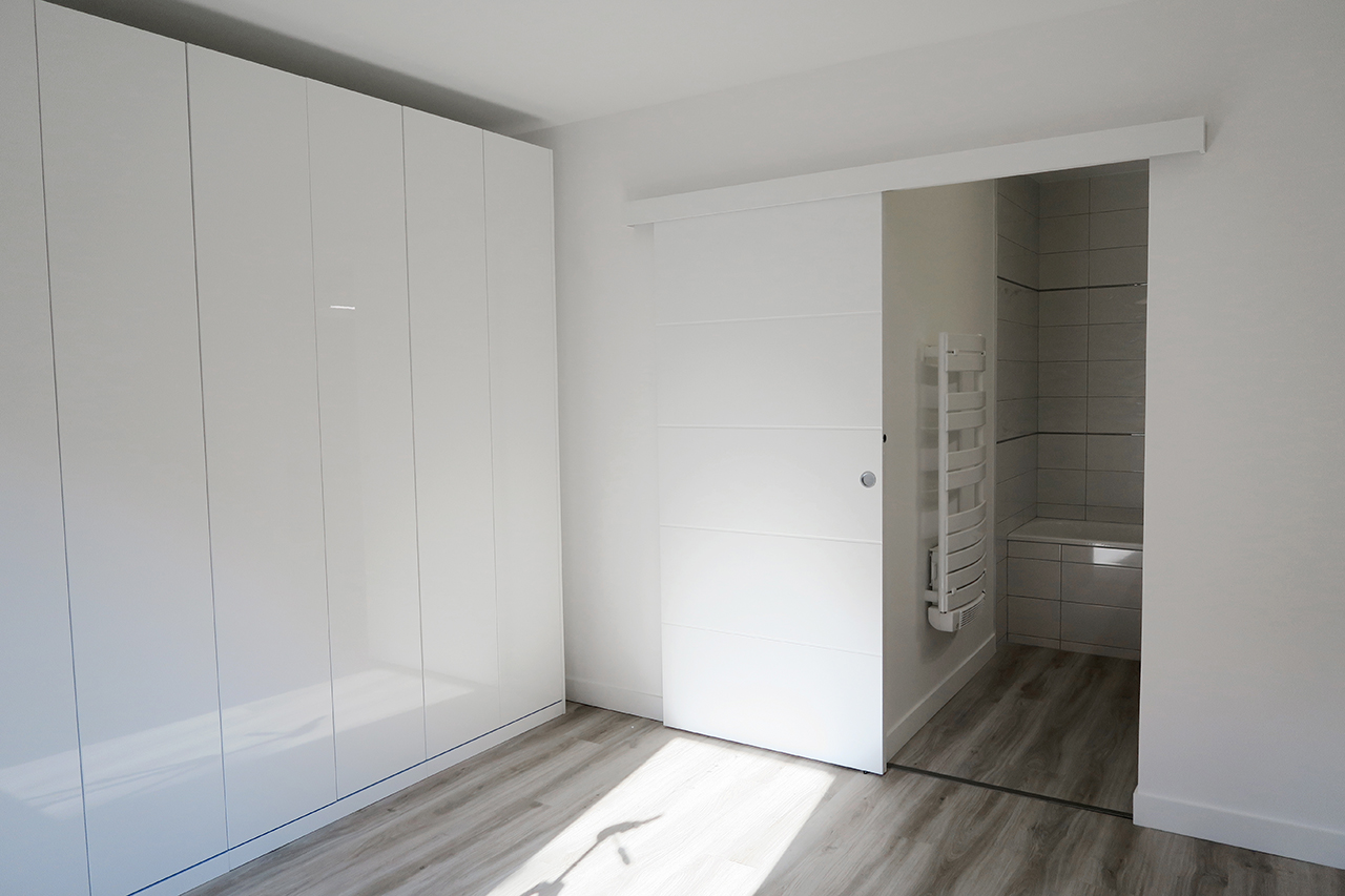 Vue chambre, dressing et entrée salle de bains rénovation appartement j