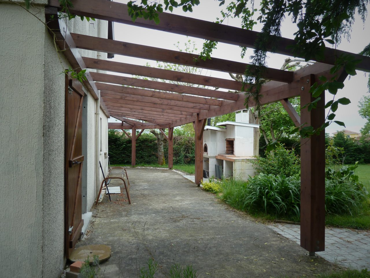 Vue sous la terrasse Nord avant travaux rénovation extérieure maison R