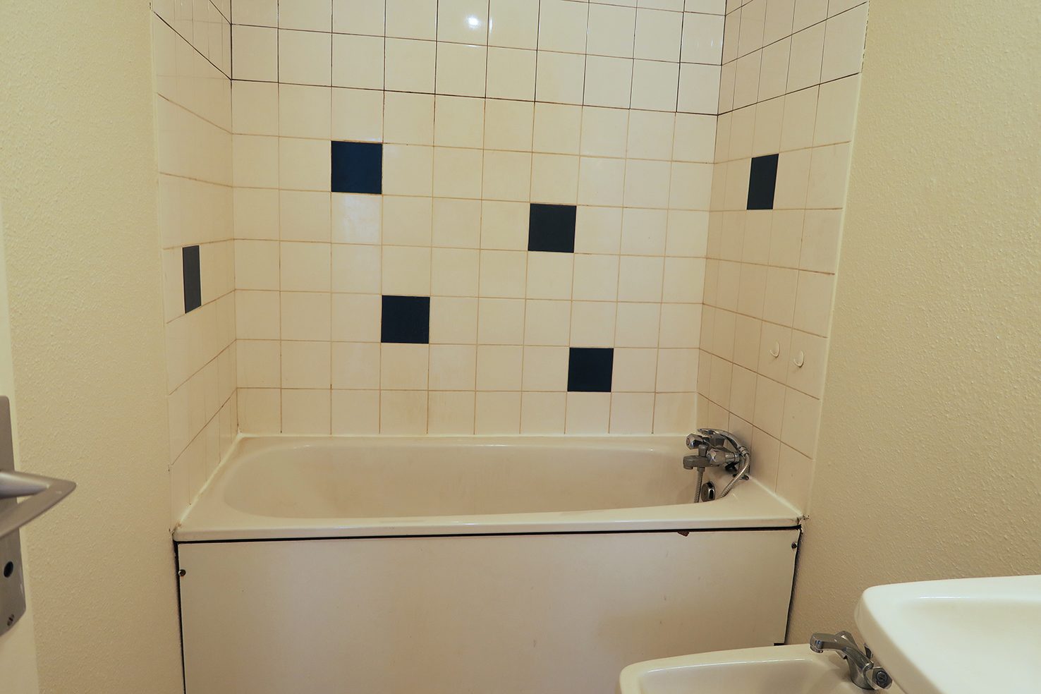 Appartement J. — Réhabilitation — La salle de bains avant travaux
