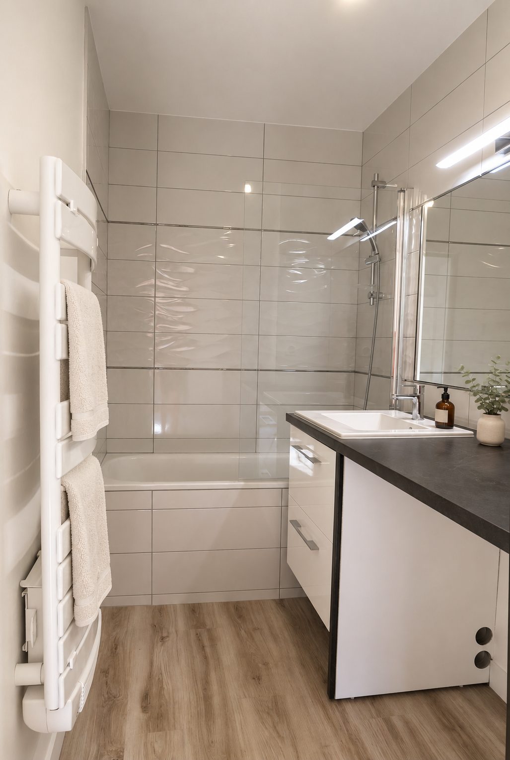 Appartement J. — Réhabilitation — La salle de bains, baignoire conservée