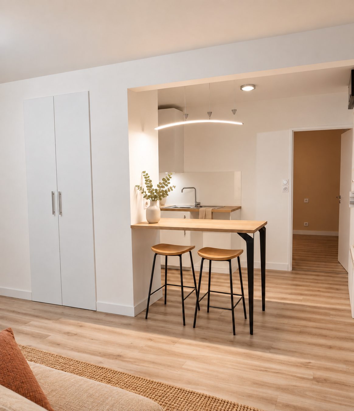 Appartement J. — Réhabilitation — La table haute, entre séjour et cuisine