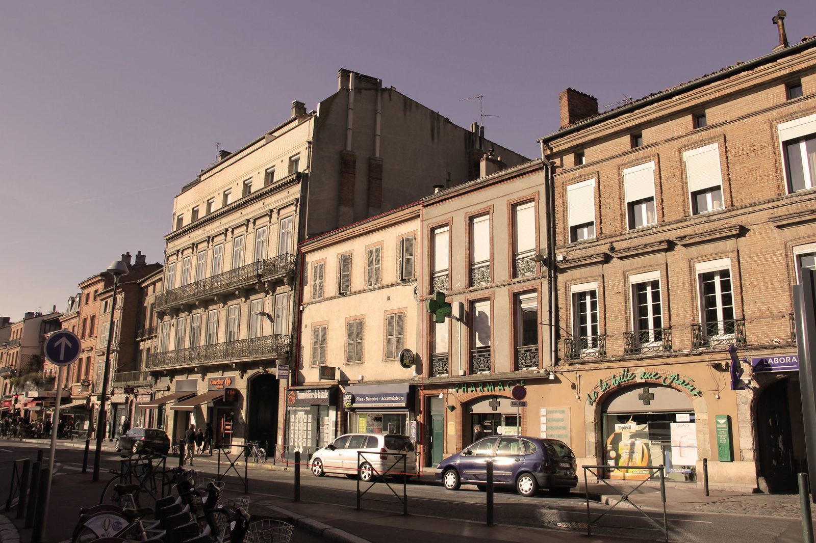 Surélévation appartement BG. — La rue avant travaux