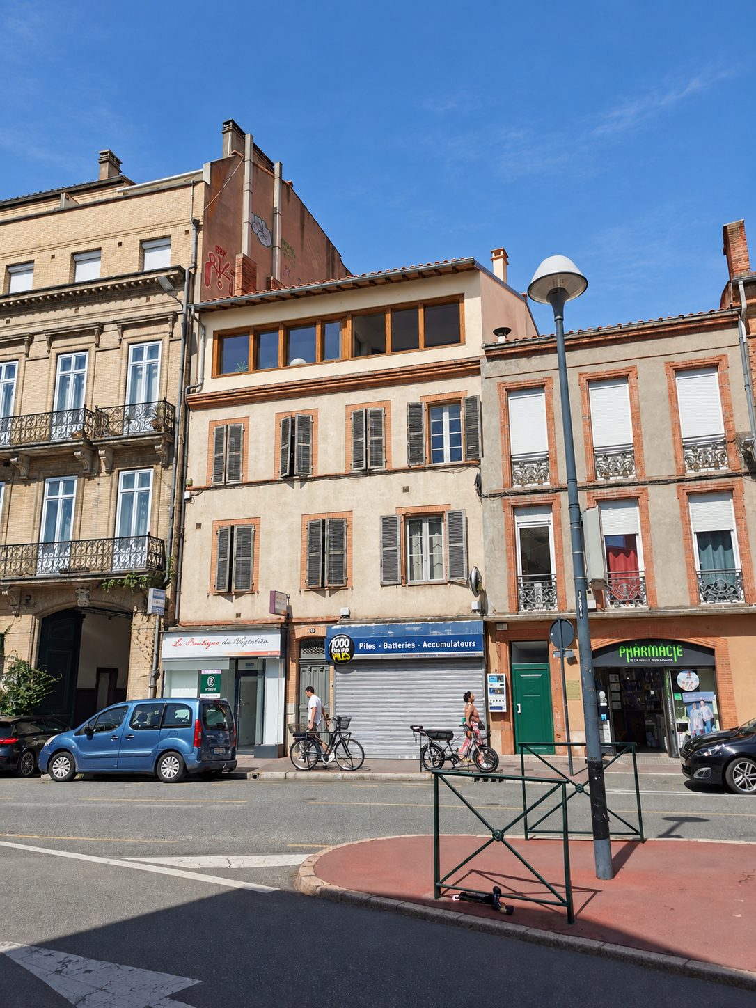 Surélévation appartement BG. — La surélévation dans son contexte, depuis la place