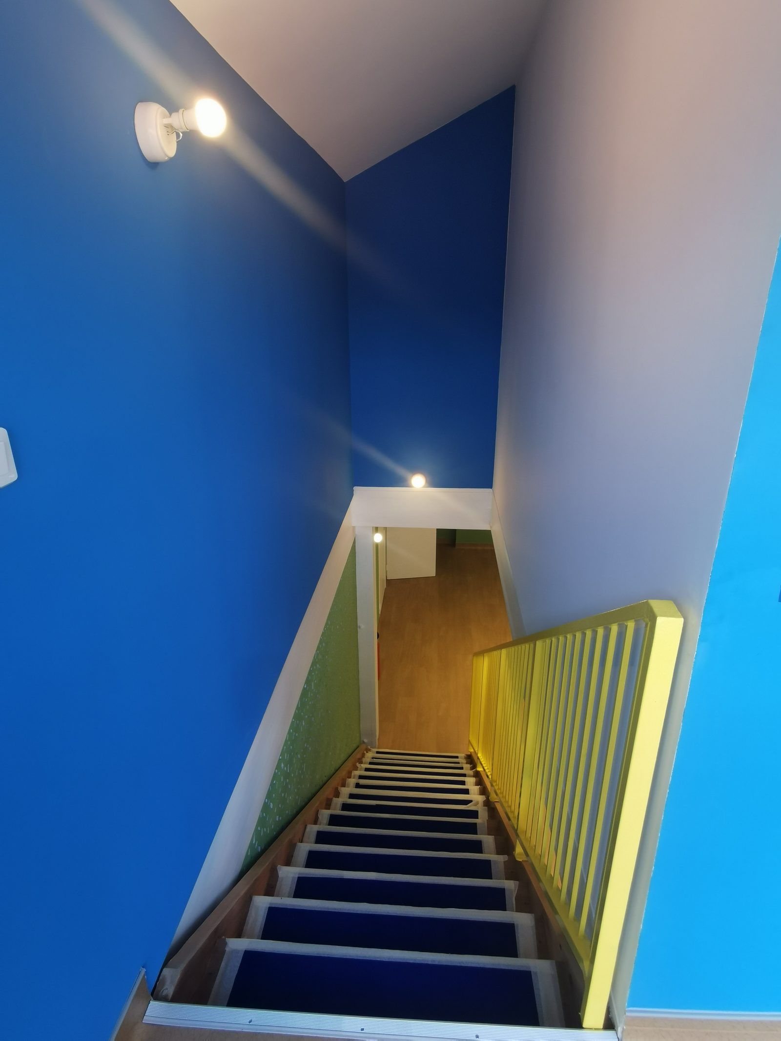 Centre de loisirs de la Forêt de Bouconne — L’escalier reliant les deux niveaux