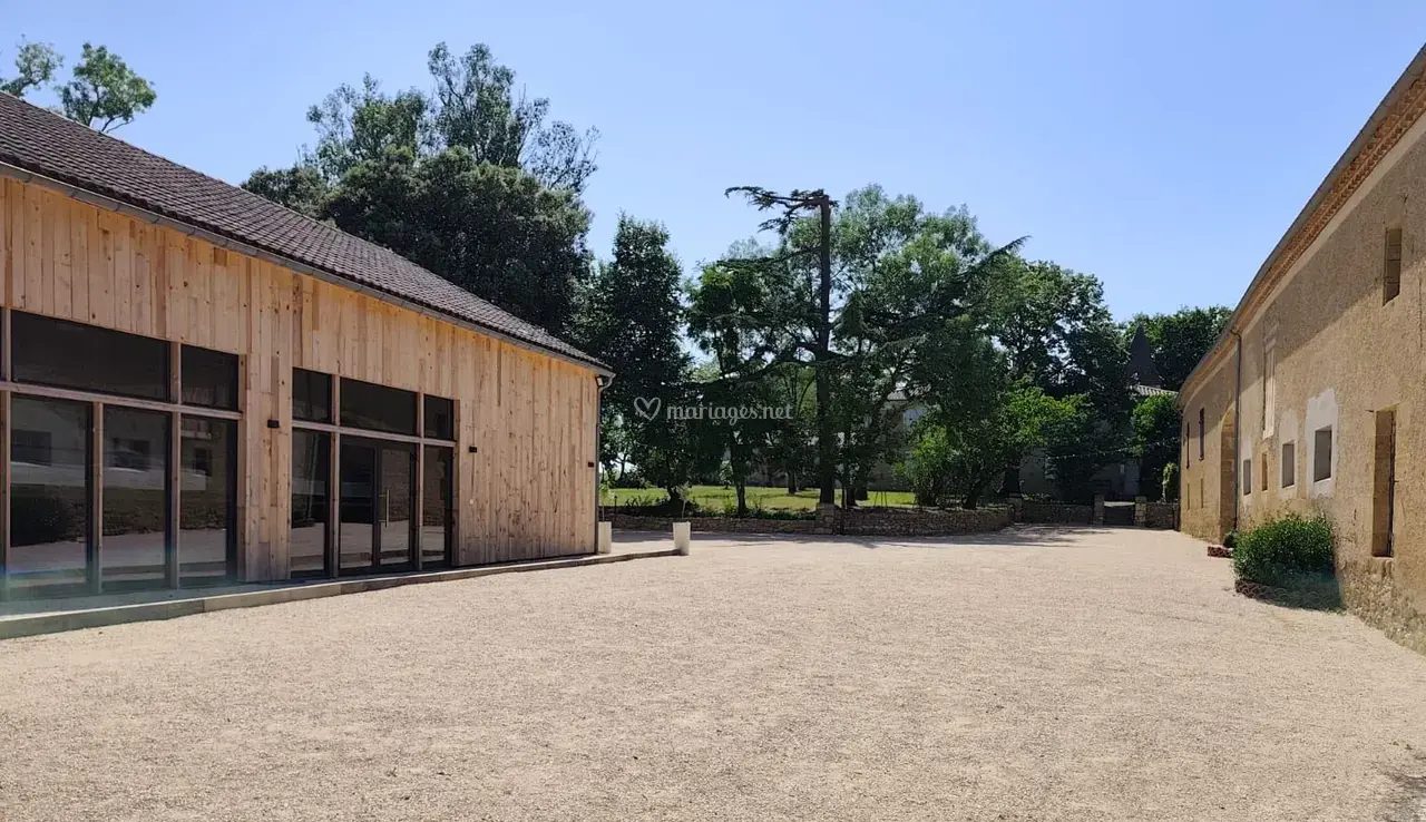Salle de mariage — La Castagnère by L’Os y Thym — La cour entre les deux bâtiments