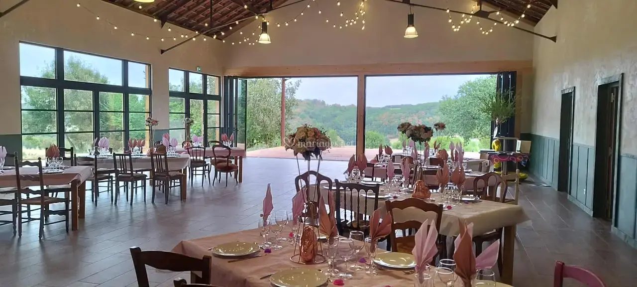 Salle de mariage — La Castagnère by L’Os y Thym — La salle dressée pour une réception