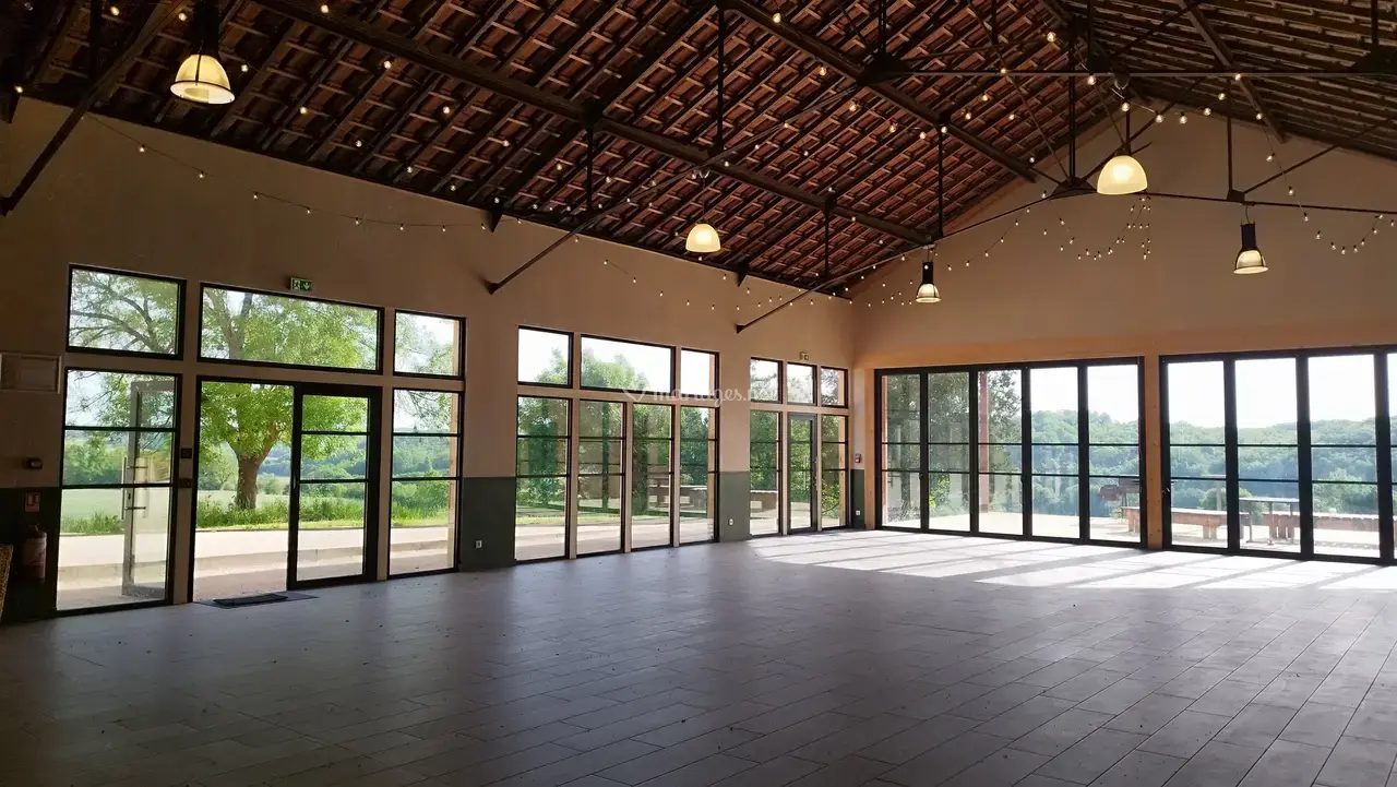 Salle de mariage — La Castagnère by L’Os y Thym — La salle et ses grands vitrages sur les vallons