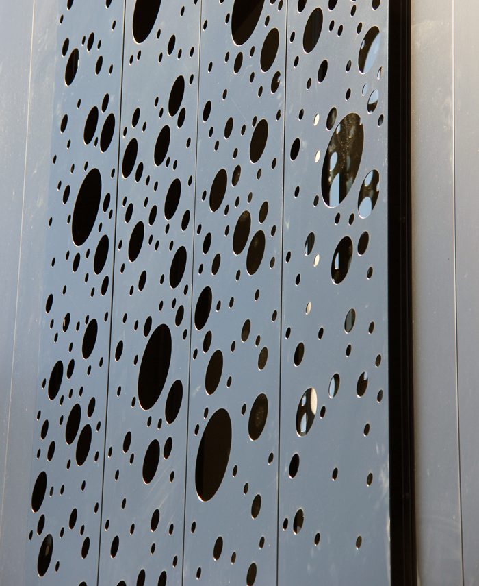 Surélévation Maison F. — Détail du bardage perforé
