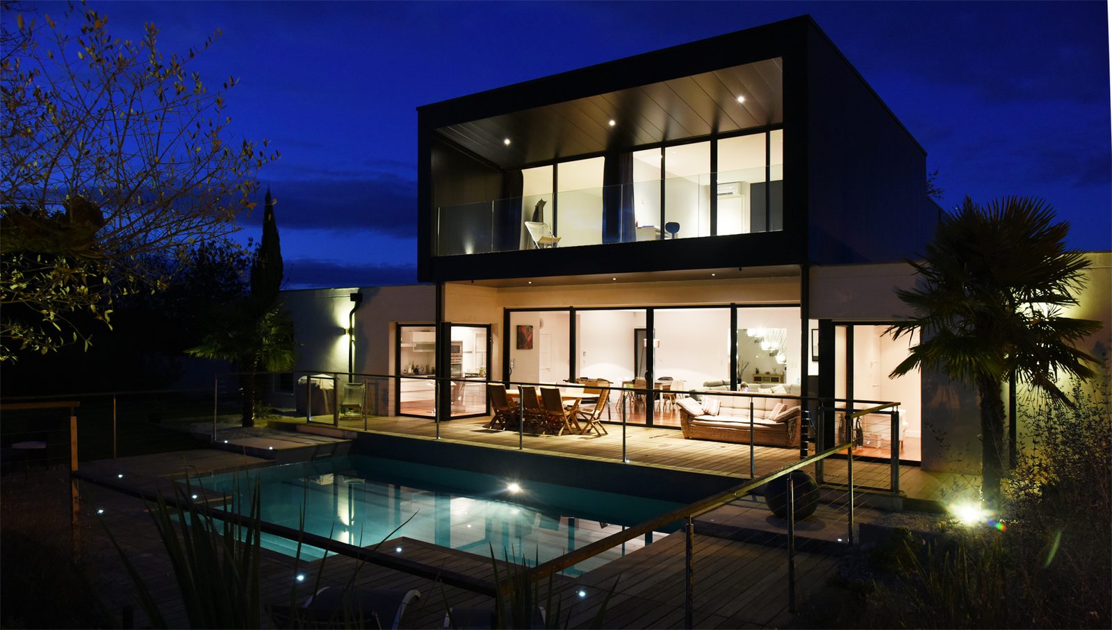 Surélévation Maison F. — Vue de nuit côté piscine