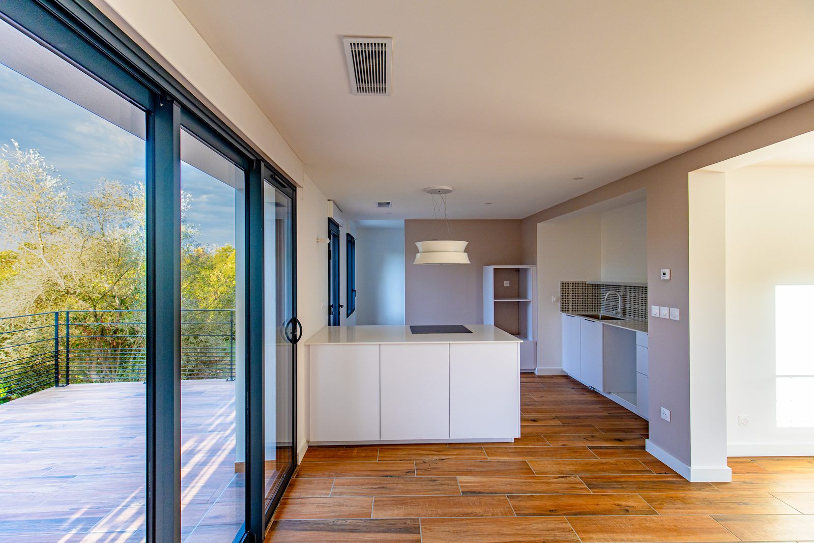 Maison C. — Rénovation lourde années 70-80 — La pièce de vie ouverte sur la terrasse