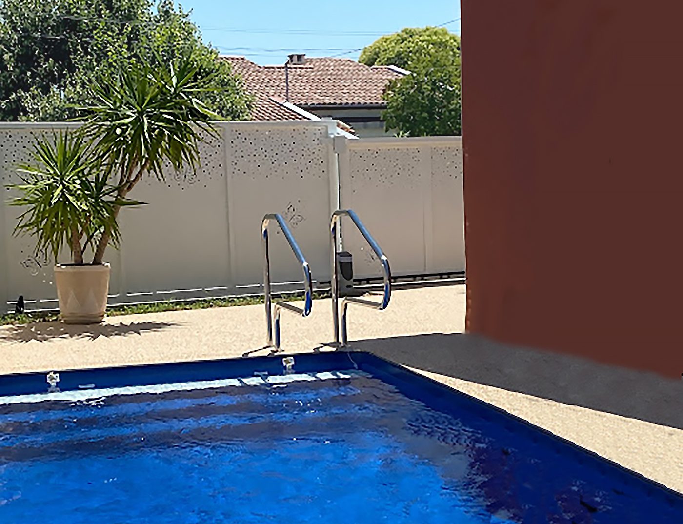 Maison G. — Aménagements extérieurs & piscine — Le bassin entre le mur coloré et le brise-vue — avant la réalisation de la fresque