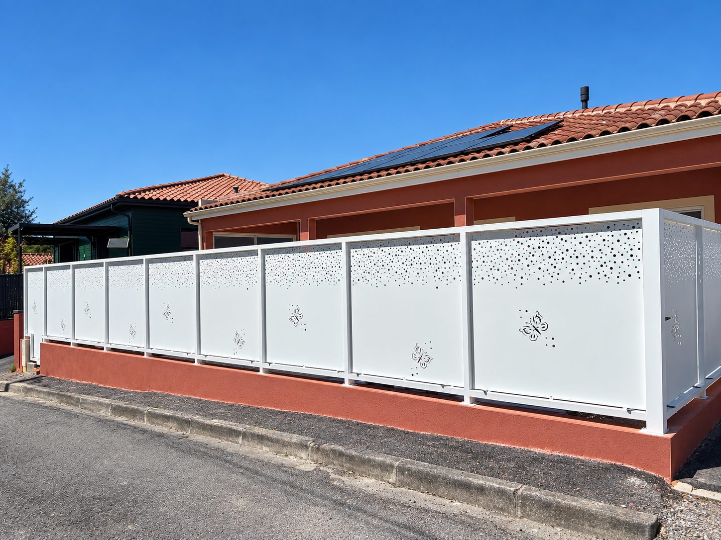 Maison G. — Aménagements extérieurs & piscine — Le brise-vue sur mesure en enfilade, côté rue