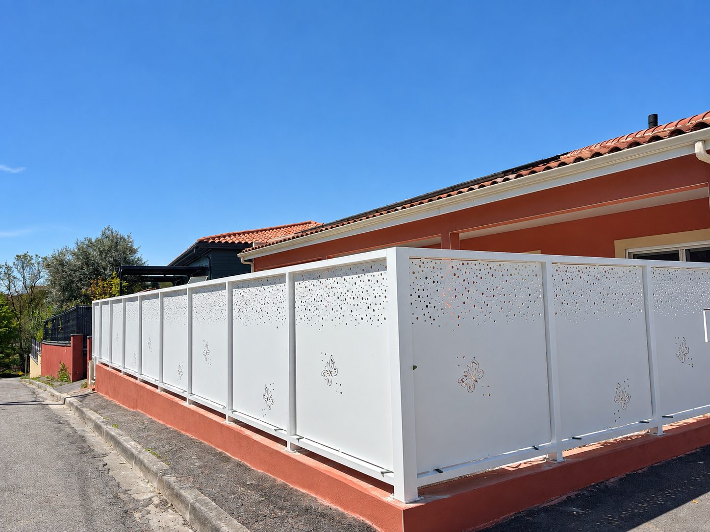 Maison G. — Aménagements extérieurs & piscine — La clôture sur muret, côté rue