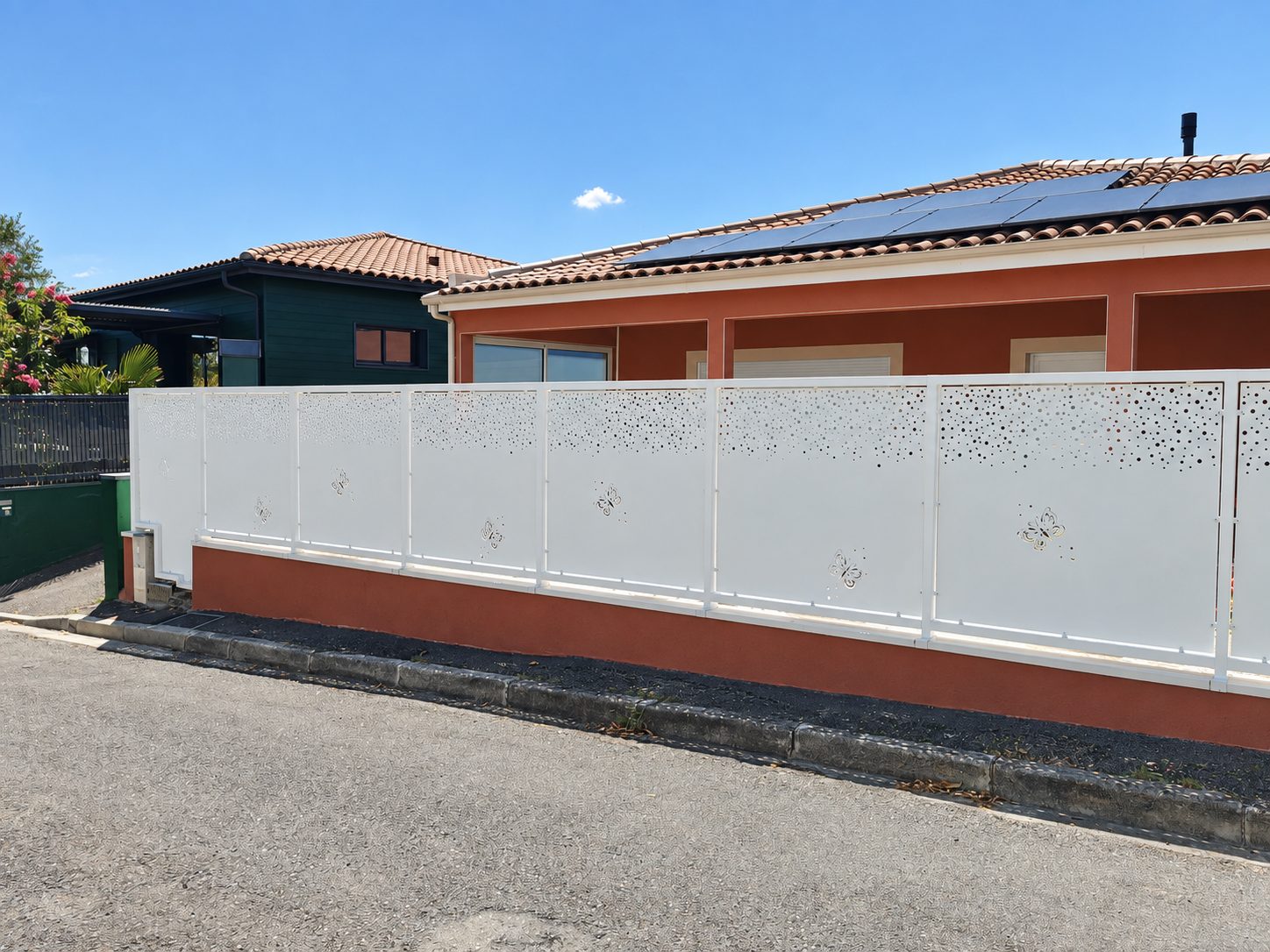 Maison G. — Aménagements extérieurs & piscine — Le brise-vue le long de la rue