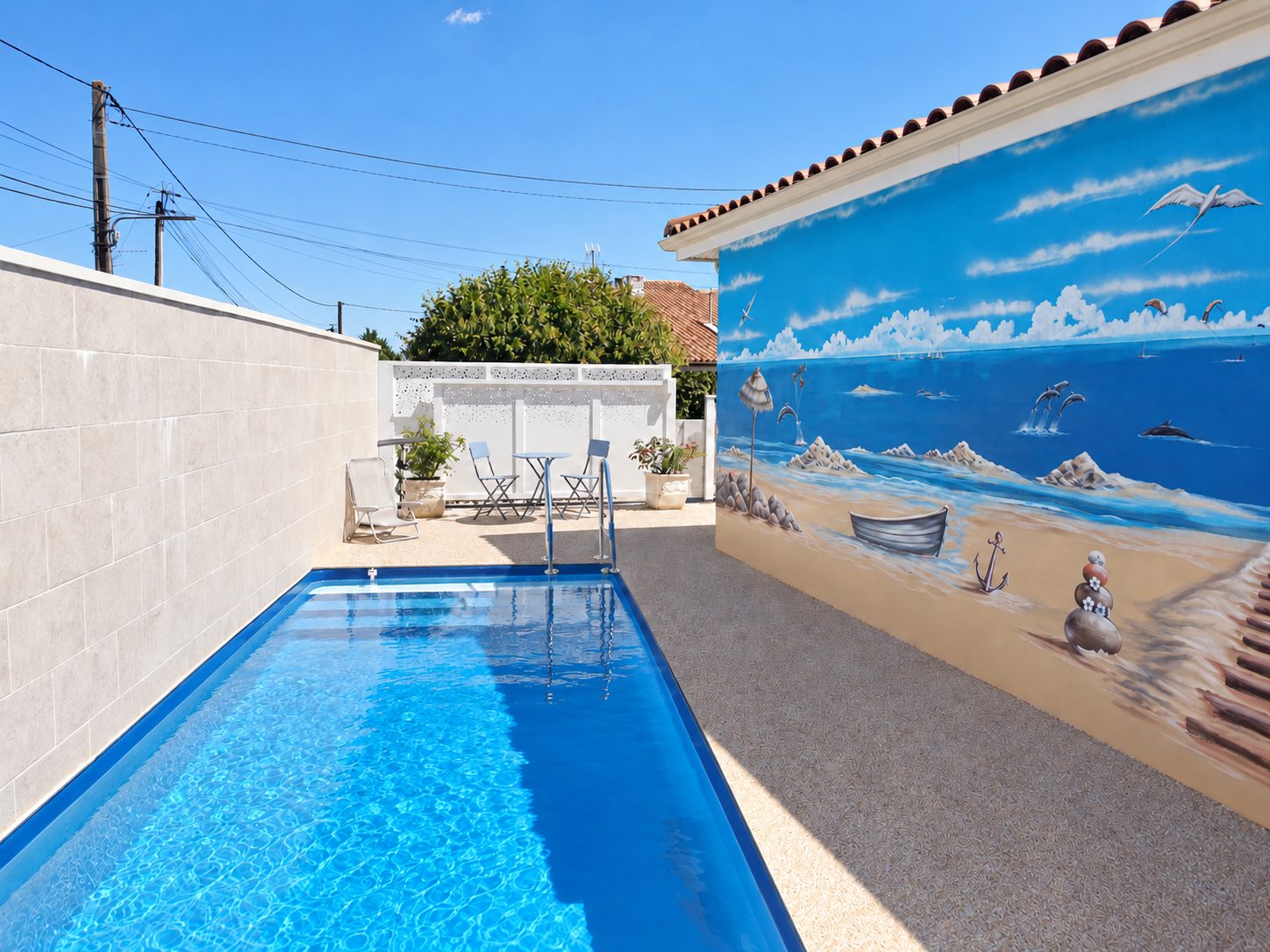 Maison G. — Aménagements extérieurs & piscine — La fresque marine, vue d'ensemble depuis la terrasse