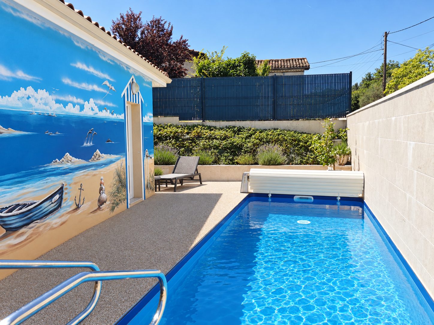 Maison G. — Aménagements extérieurs & piscine — La piscine et la fresque marine peinte sur le mur
