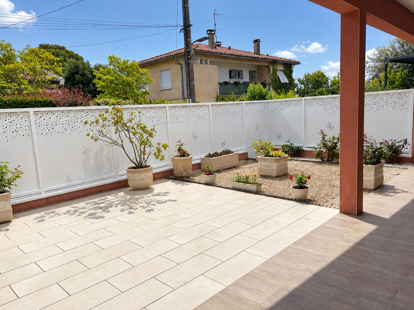 Maison G. — Aménagements extérieurs & piscine — La terrasse couverte et le brise-vue