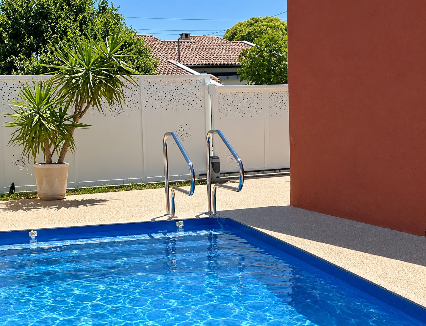 Maison G. — Aménagements extérieurs & piscine — Le bassin et sa plage minérale — photo prise avant la réalisation de la fresque