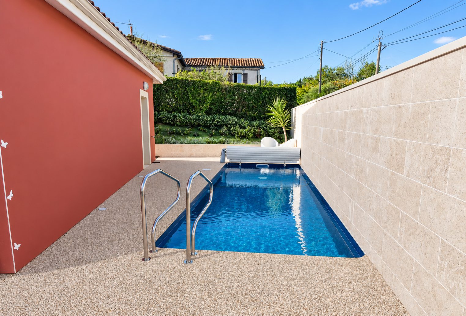 Maison G. — Aménagements extérieurs & piscine — Le bassin et sa plage minérale — avant la réalisation de la fresque