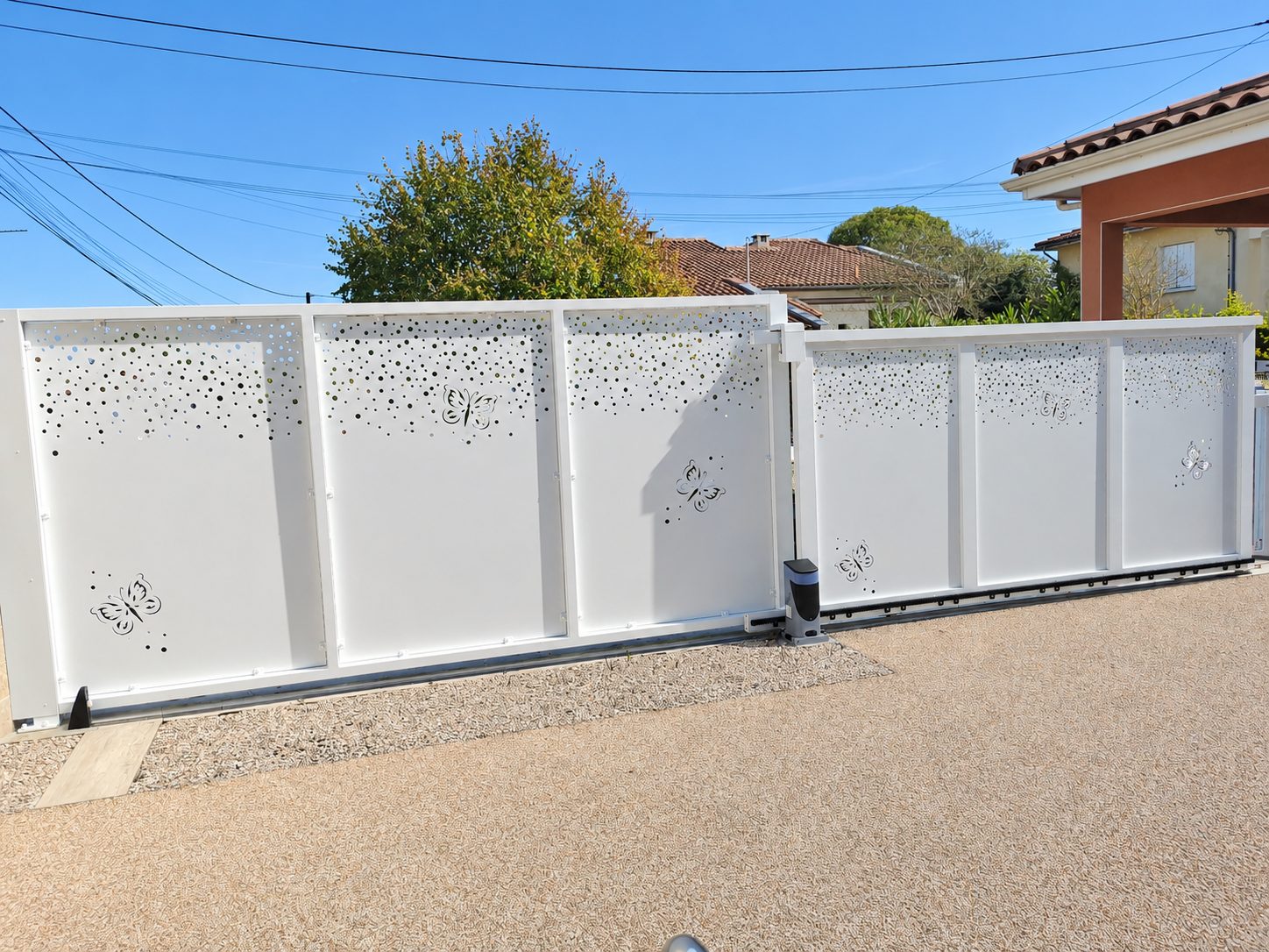 Maison G. — Aménagements extérieurs & piscine — Le portail coulissant