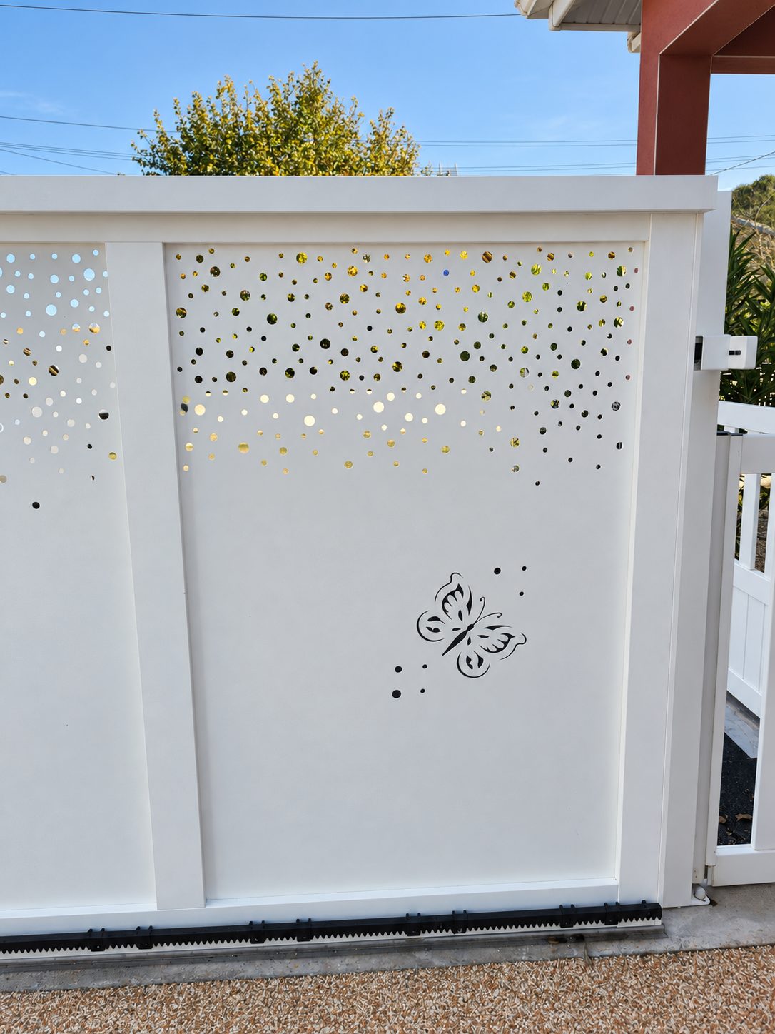 Maison G. — Aménagements extérieurs & piscine — Détail des découpes : bulles et papillons