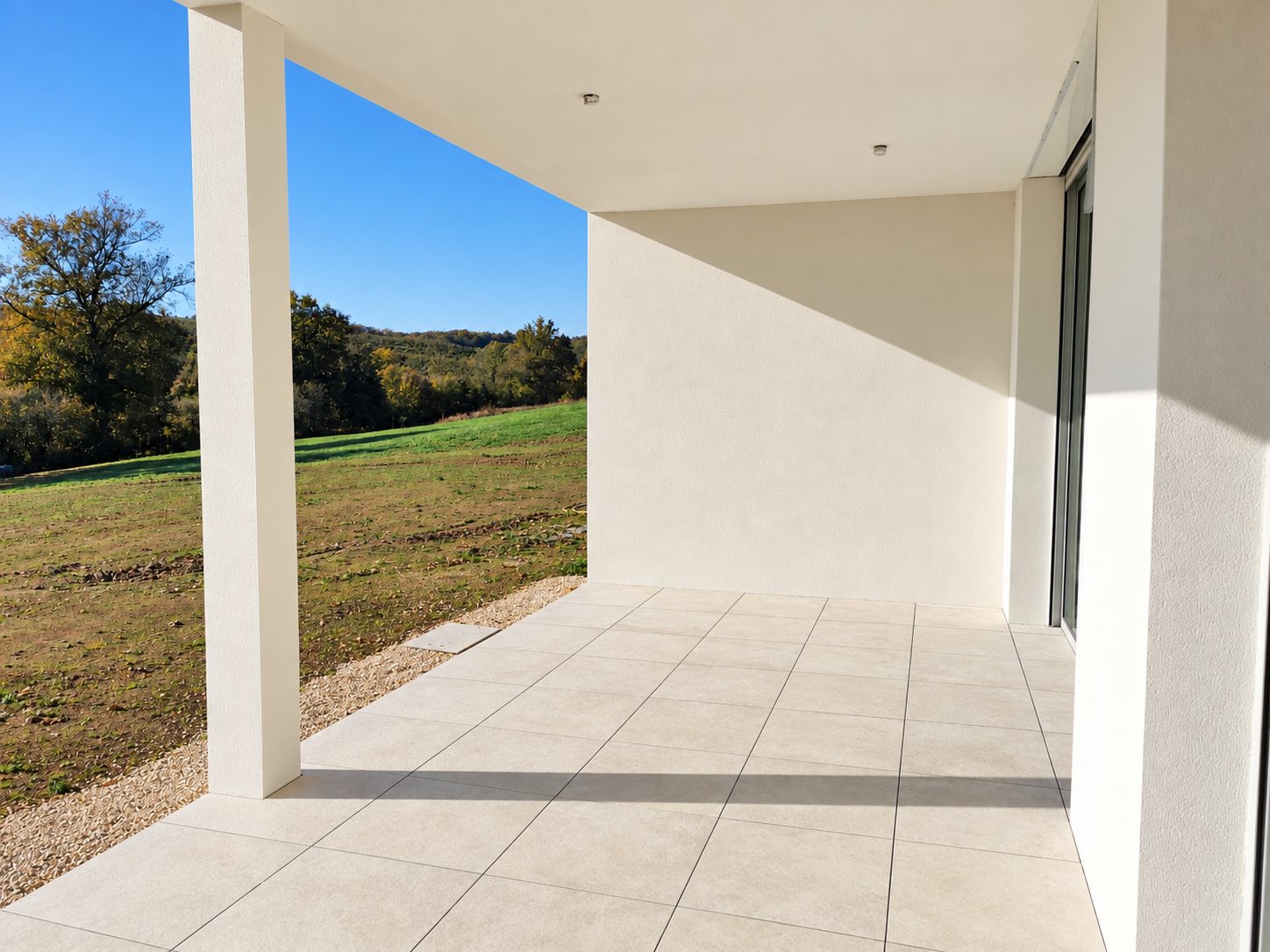 Maison Ph. — Troncens — La terrasse couverte, ouverte sur la campagne