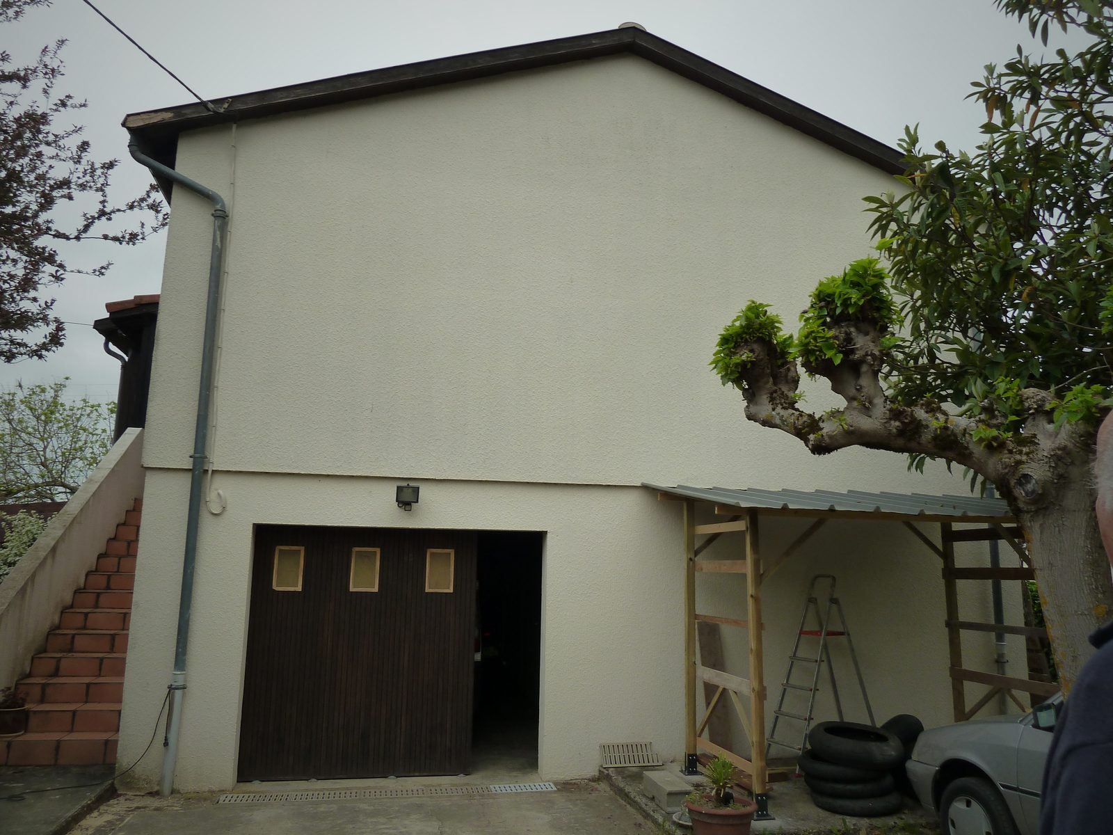 Maison R. — Rénovation extérieure années 70-80 — La façade du garage avant travaux