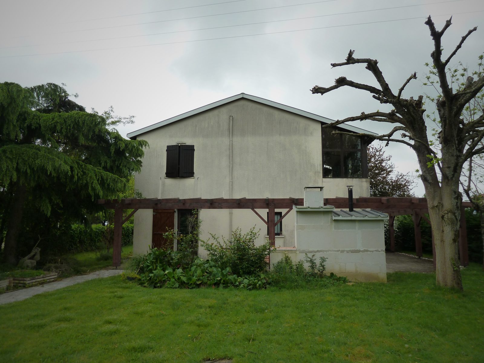 Maison R. — Rénovation extérieure années 70-80 — La façade sur jardin avant travaux