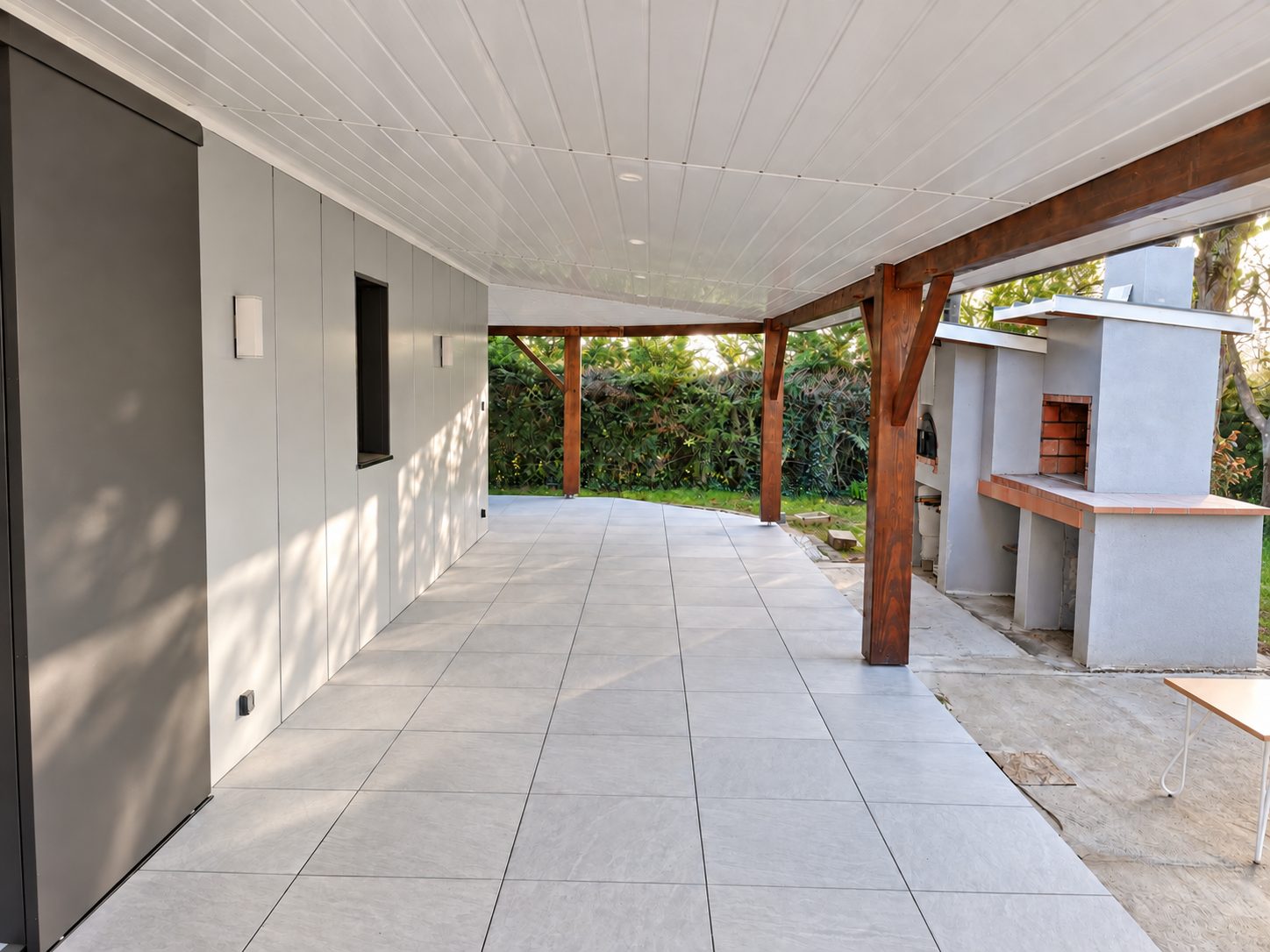 Maison R. — Rénovation extérieure années 70-80 — La cuisine d'été abritée