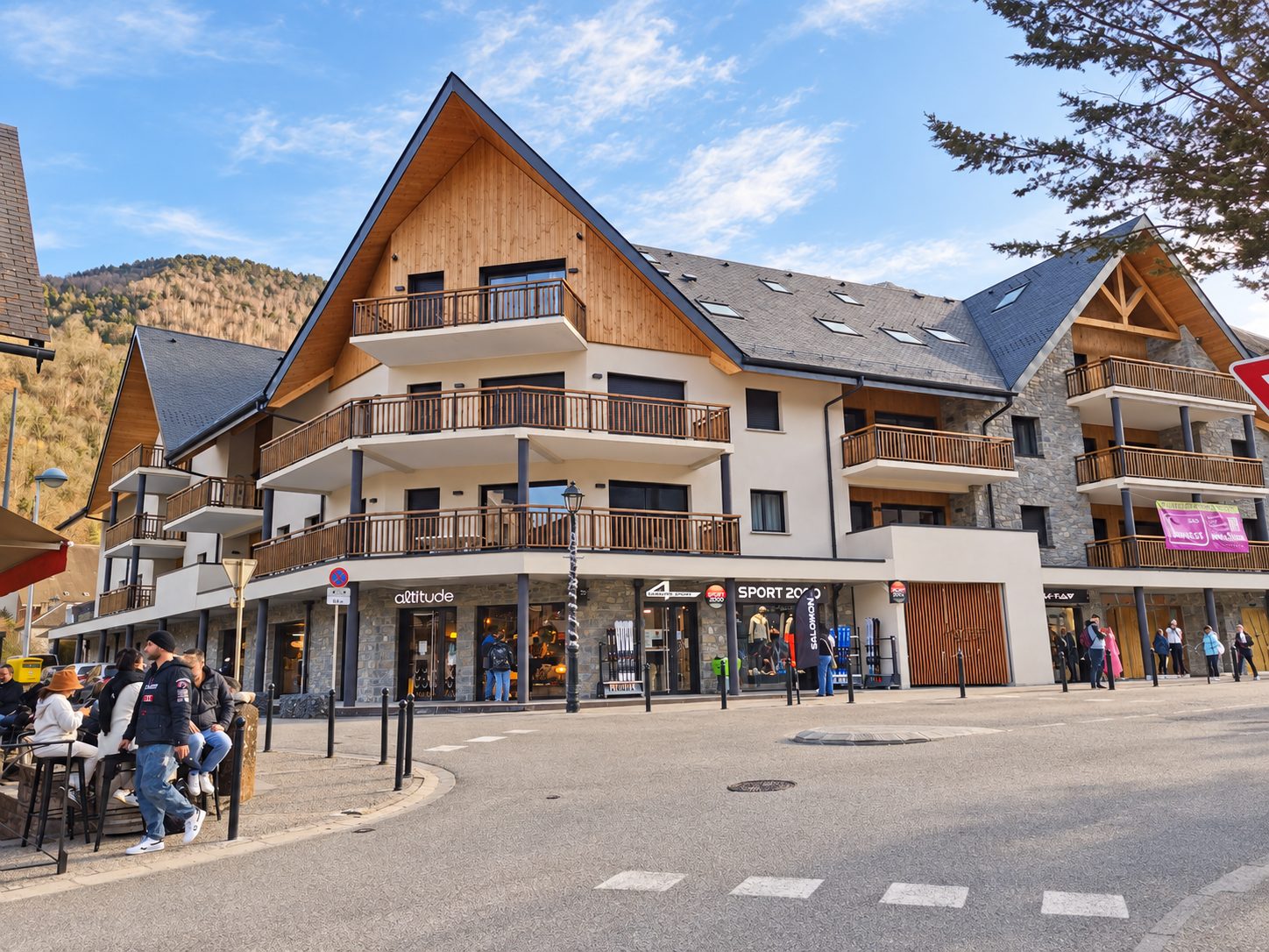 Résidence Les Terrasses Fleuries — Les commerces en pied d'immeuble, côté rue