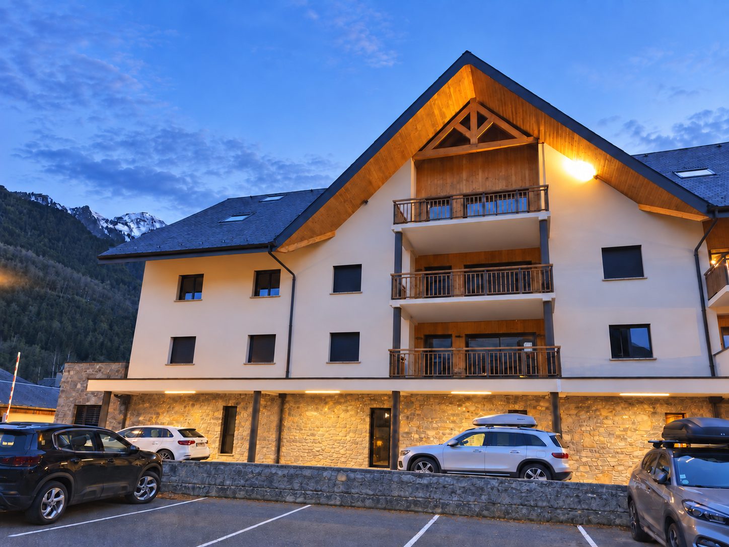 Résidence Les Terrasses Fleuries — La résidence en fin de journée, au pied des Pyrénées